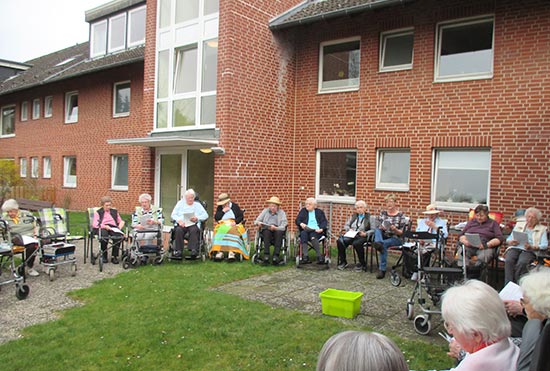 Fröhlicher Sing-Nachmittag in unserem Garten